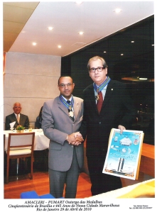 Comendador Professor José Ricardo Rocha Bandeira,e Dr.Ricardo Vianna Barradas,com o Grande Medalhão de Honra JK.
